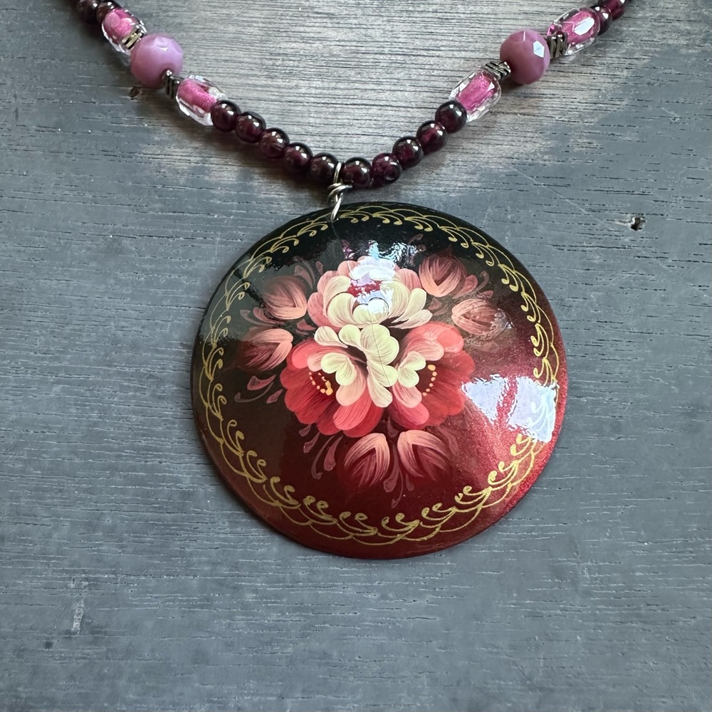 Vintage hand painted Russian lacquer round brooch pendant necklace, signed, 2” - Picture 4 of 8